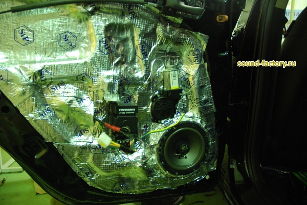 Установка: Тыловая акустика в Hyundai NF Sonata